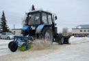 И в снег, и в гололедицу: работники МУП «УМИ» приводят в порядок дороги и тротуары