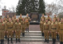 Артисты Алтайского государственного музыкального театра исполнили на Мемориале Славы в Барнауле песню «Нам нужна одна Победа».