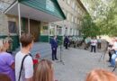 Виктор Томенко в Рубцовске открыл мемориальную доску герою СВО и встретился с предпринимательницей